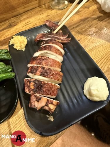 Plato de calamar preparado a la parrilla en un restaurante de Tokio