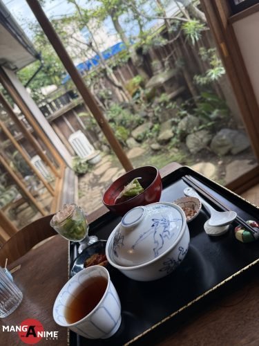 Comida tradicional japonesa en un restaurante de Mitaka