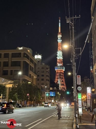 Torre de Tokio iluminada de noche desde Roppongi
