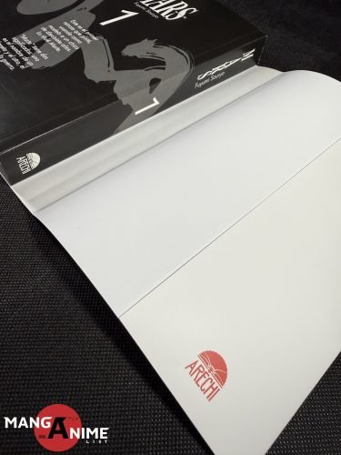 Interior de la cubierta del volumen 1 de MARS con el logotipo de Arechi Manga