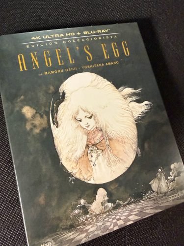 Vista frontal de la funda de Angel’s Egg en 4K UHD y Blu-ray, con la ilustración de la niña rodeada por un huevo.