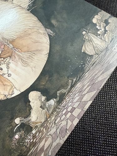 Detalle de la ilustración de Yoshitaka Amano en la funda de Angel’s Egg, con la niña y las figuras del paisaje fantástico.