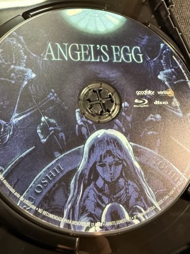 Disco del blu-ray de la edición coleccionista de Angel’s Egg colocado en el interior de la caja Amaray.
