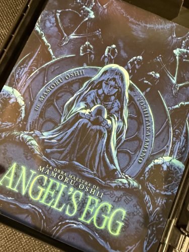 Detalle de la portada del libreto de Angel’s Egg con la ilustración central de Yoshitaka Amano y el título de la película.
