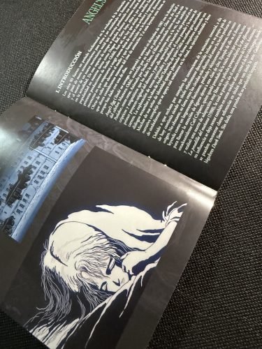 Detalle del ibreto de Angel’s Egg abierto por la sección de introducción, con texto y fotogramas de la película.