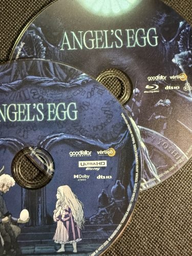 Discos UHD 4K y Blu-ray de Angel’s Egg con ilustraciones de Mamoru Oshii y Yoshitaka Amano.