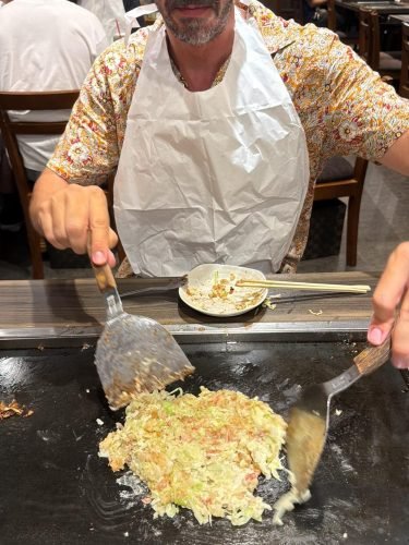 Preparación de okonomiyaki en un restaurante de Umeda